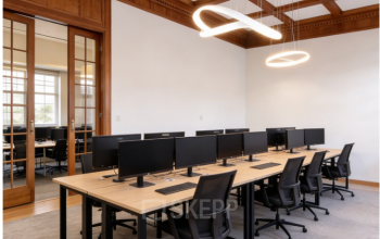 Moderne, gemeubileerde kantoorruimte huren op Mauritskade 9 in Den Haag Centrum, met stijlvolle bureaus, bureaustoelen en plafondverlichting, perfect voor productief werken en teambijeenkomsten.