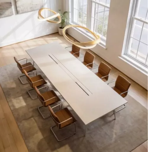 Moderne vergaderruimte in het kantoorpand op Mauritskade 9, Den Haag Centrum. Grote tafel met stijlvolle stoelen en veel natuurlijk licht door ramen. Ideaal voor kantoorruimte huren.