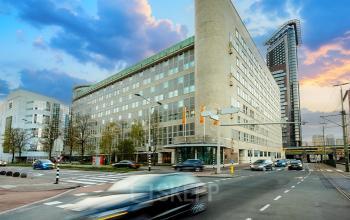 Exterieur van een kantoorpand op Waldopstraat 5 in Den Haag Centrum, ideaal voor wie een kantoorruimte wil huren.