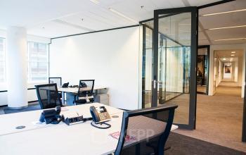 Moderne kantoorruimte in Den Haag Centrum aan de Kalvermarkt 53, met gestroomlijnd meubilair en heldere verlichting.