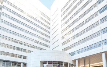 Moderne kantoorruimte gelegen op Kalvermarkt 53 in Den Haag Centrum met heldere lijnen en een ruime entree.