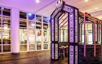 Moderne kantoorruimte met een stijlvolle inrichting en unieke Maori-tribal decoraties op Kalvermarkt 53 in Den Haag Centrum.