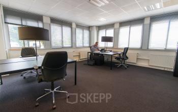 Ruime en lichte kantoorruimte op Platinaweg 25, Den Haag Escamp met moderne bureaus en stoelen, geschikt voor kantoorruimte huren.