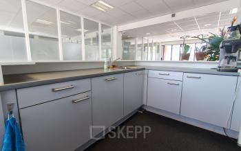 Kantoorpand op Platinaweg 25, Den Haag Escamp met moderne keuken. Perfecte ruimte om kantoorruimte te huren met gemeubileerd interieur en veel lichtinval.