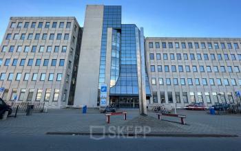 Kantoorpand op Platinaweg 10 in Den Haag Escamp, ideaal voor kantoorruimte huren. Het moderne gebouw heeft een glazen entree en voldoende parkeergelegenheid.