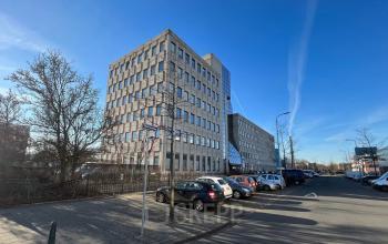 Een modern kantoorpand op Platinaweg 10 in Den Haag Escamp met parkeergelegenheid aan de voorkant. Ideaal voor bedrijven die kantoorruimte willen huren in een zakelijke omgeving.