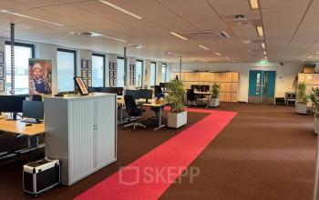 Kantoren in Den Haag Escamp op Platinaweg 10 met moderne werkplekken en veel natuurlijk licht. De kantoorruimte is voorzien van bureaus, bureaustoelen en kasten, ideaal voor een professionele omgeving.