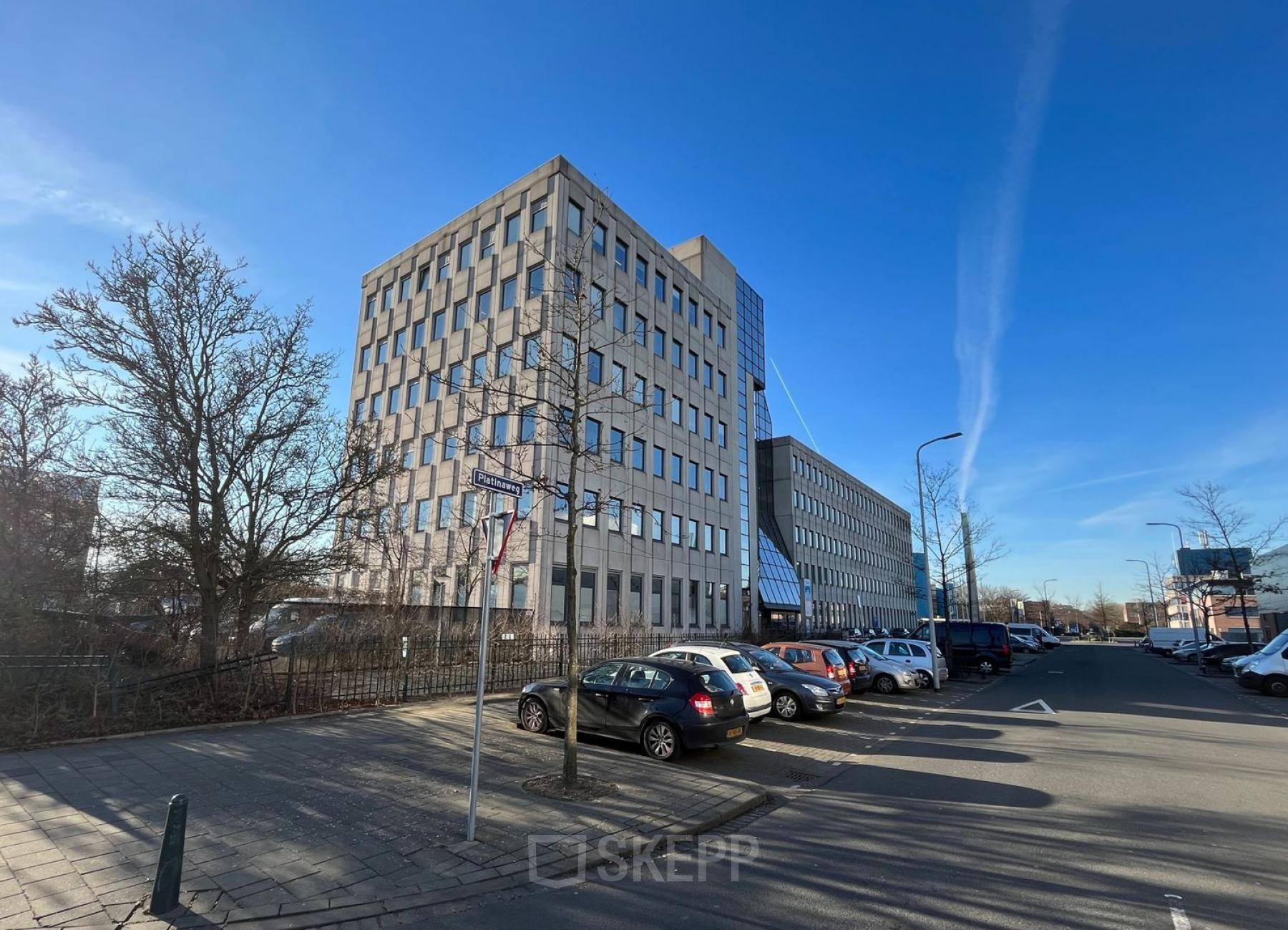 Een modern kantoorpand op Platinaweg 10 in Den Haag Escamp met parkeergelegenheid aan de voorkant. Ideaal voor bedrijven die kantoorruimte willen huren in een zakelijke omgeving.