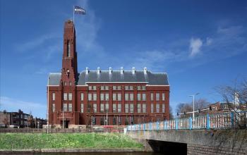 Kantoorpand op Zuid Hollandlaan 7, Den Haag Haagse Hout, herkenbaar aan zijn historische architectuur.