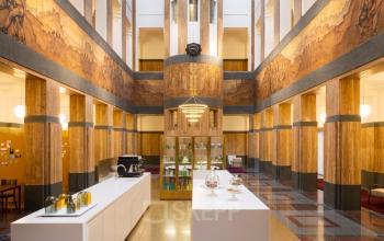 Modern ingericht kantoorpand op Zuid Hollandlaan 7, Den Haag Haagse Hout, met een receptiebalie en comfortabele zithoek.