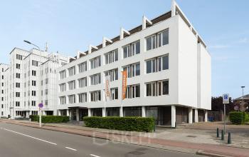 Kantoorpand op Bezuidenhoutseweg 161 in Den Haag met witte gevel en meerdere verdiepingen, gelegen aan de weg.