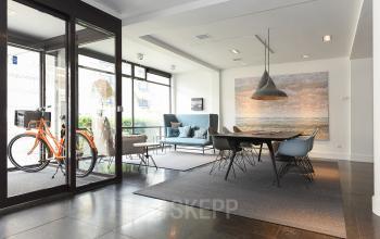 Kantoorruimte huren aan de Bezuidenhoutseweg 161 in Den Haag Haagse Hout, met moderne inrichting, ruime vergadertafel en comfortabele zitruimte.