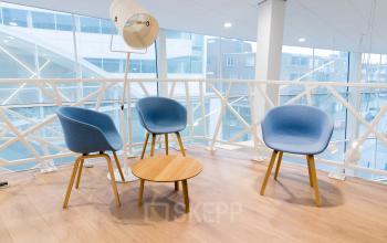 Moderne en lichte kantoorruimte in Den Haag Haagse Hout met comfortabele zitstoelen en stijlvolle inrichting.
