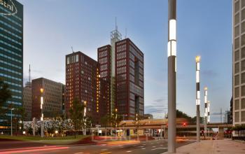 Buitenzicht op het kantoorpand aan Prinses Margrietplantsoen 25, Den Haag Haagse Hout, omgeven door moderne architectuur en wegverlichting. Ideale locatie voor kantoorruimte huren.
