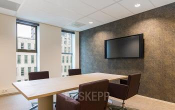 Kantoorruimte huren aan het Prinses Margrietplantsoen 25, Den Haag Haagse Hout, met moderne inrichting en vergadertafel. Ideaal voor zakelijke bijeenkomsten.