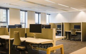 Kantoorruimte huren in Den Haag Haagse Hout aan het Prinses Margrietplantsoen 25. Moderne, open werkplekken met individuele bureaus en kantoorstoelen. Ruime opzet voor productieve werksfeer.