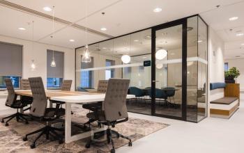 Modern kantoorpand aan het Prinses Margrietplantsoen 25 in Den Haag Haagse Hout met ruime werkplekken en glazen vergaderruimte. Ideaal voor kantoorruimte huren met professioneel interieur en comfortabele zitplaatsen.