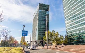 Exterieur van het kantoorgebouw op Schenkkade 50 in Den Haag Haagse Hout, geschikt voor kantoorruimte huren.