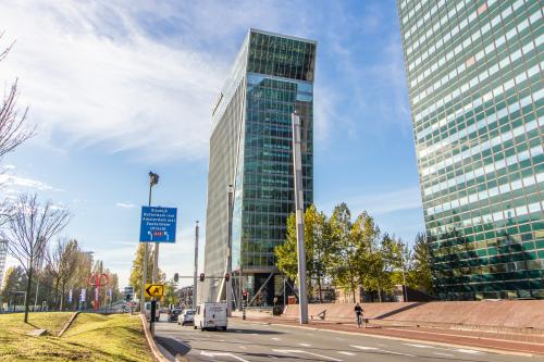 Exterieur van het kantoorgebouw op Schenkkade 50 in Den Haag Haagse Hout, geschikt voor kantoorruimte huren.