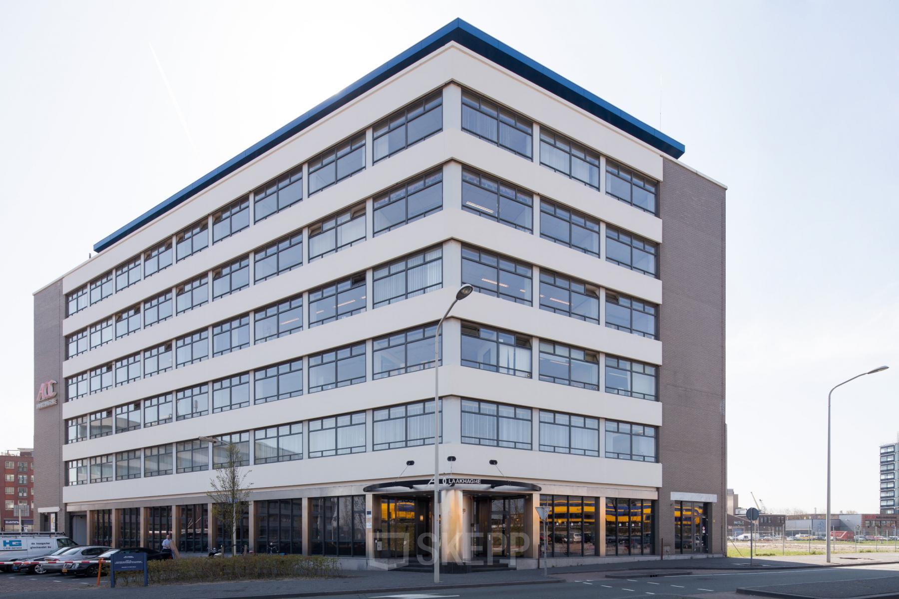 Voorgevel van het kantoorpand op Calandstraat 1 - 35, Den Haag Laak, met meerdere verdiepingen en grote ramen. Ideaal om kantoorruimte te huren in een modern gebouw met veel lichtinval.