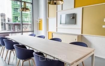 Moderne vergaderruimte in kantoorpand aan de Oude Middenweg 3-19 in Den Haag, uitgerust met een lange tafel en comfortabele stoelen.