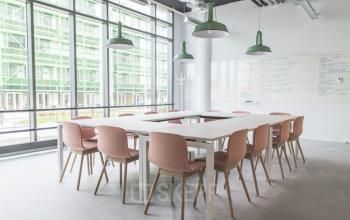 Modern ingerichte vergaderruimte in kantoorpand aan Oude Middenweg 3-19 in Den Haag met grote ramen en stijlvol meubilair.