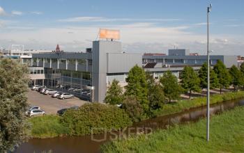 buitenzijde kantoorgebouw de rijn huren