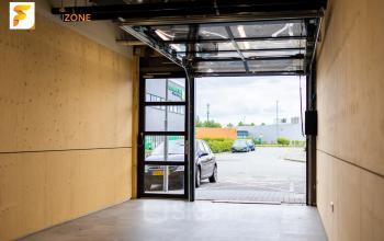 Exterieur van het kantoorpand aan Tauber 52 in Den Haag Leidschenveen-Ypenburg met uitzicht op parkeerplaats. Ideale locatie voor kantoorruimte huren. Geen personen aanwezig.