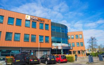 Kantoorpand aan Tauber 52 in Den Haag Leidschenveen-Ypenburg met moderne architectuur en eigen parkeergelegenheid. Gelegen in een zakelijk district, ideaal voor bedrijven die kantoorruimte willen huren.