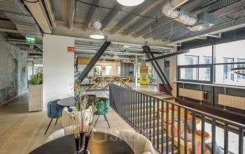 Moderne kantoorruimte huren op Tauber 52 in Den Haag Leidschenveen-Ypenburg, met een open vloerplan, ruime werkplekken en speelse inrichting. Perfect voor creatieve bedrijven en professionals op zoek naar inspirerende kantoren.