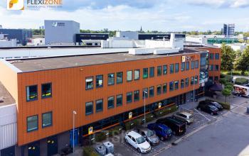Exterieur van kantoorpand op Tauber 52, Den Haag Leidschenveen-Ypenburg, te huur met diverse kantoorruimtes beschikbaar. Gebouw met parkeerplaatsen en herkenbare architectuur in een zakelijke omgeving.