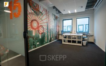 Kantoorruimte op Tauber 52, Den Haag Leidschenveen-ypenburg, met kleurrijke muurschildering en een bureau bij het raam, ideaal voor kantoor huren.