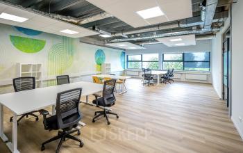 Kantoorruimte huren in Den Haag Leidschenveen-Ypenburg bij Tauber 52 met ruime werkplekken, moderne inrichting en kleurrijke muurkunst. Grote ramen zorgen voor veel natuurlijk licht.