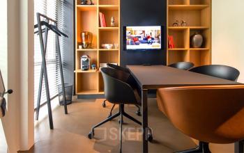 Kantoorkamer kantoorgebouw tafel en stoelen