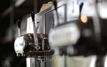 De foto toont een koffiezetapparaat in een kantoorpand op President Kennedylaan 19, Den Haag Statenkwartier. Perfect voor een ontspannen koffiepauze tijdens het kantoorruimte huren in deze moderne werkomgeving.
