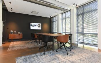 Vergaderruimte in Den Haag Statenkwartier met moderne meubels en grote ramen. Kantoorruimte huren op President Kennedylaan 19 biedt een professionele setting voor zakelijke meetings.