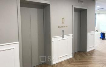 Entree van het kantoorpand aan de Johan de Wittlaan 3-7, Den Haag Statenkwartier, met moderne liften en strak interieur. Geschikt voor kantoorruimte huren.