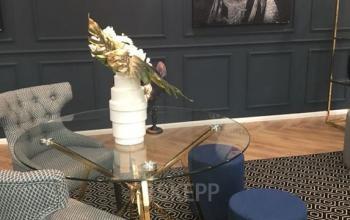Stijlvolle kantoorruimte huren op Johan de Wittlaan 3-7, Den Haag Statenkwartier, met sierlijke stoelen, glazen tafel en elegante decoratie.