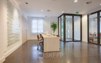 Den Haag Koninginnegracht kantoorpand met gedeelde receptie