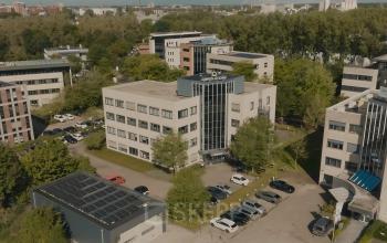 Luchtfoto van het kantoorpand op Keulenstraat 9, Deventer, omringd door groen en geparkeerde auto's. Ideale locatie voor kantoorruimte huren in een zakelijke omgeving.
