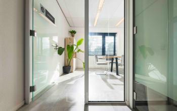 Ingericht kantoorpand aan Keulenstraat 9, Deventer, met grote glazen deuren, moderne meubels en een uitnodigende sfeer. Ideaal voor bedrijven die kantoorruimte willen huren.
