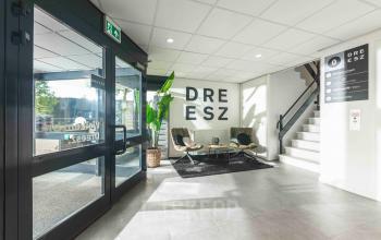 Entree van het kantoorpand aan de Keulenstraat 9, Deventer, met een moderne ontvangstruimte en wachtruimte. Ideaal voor bedrijven die kantoorruimte huren zoeken.