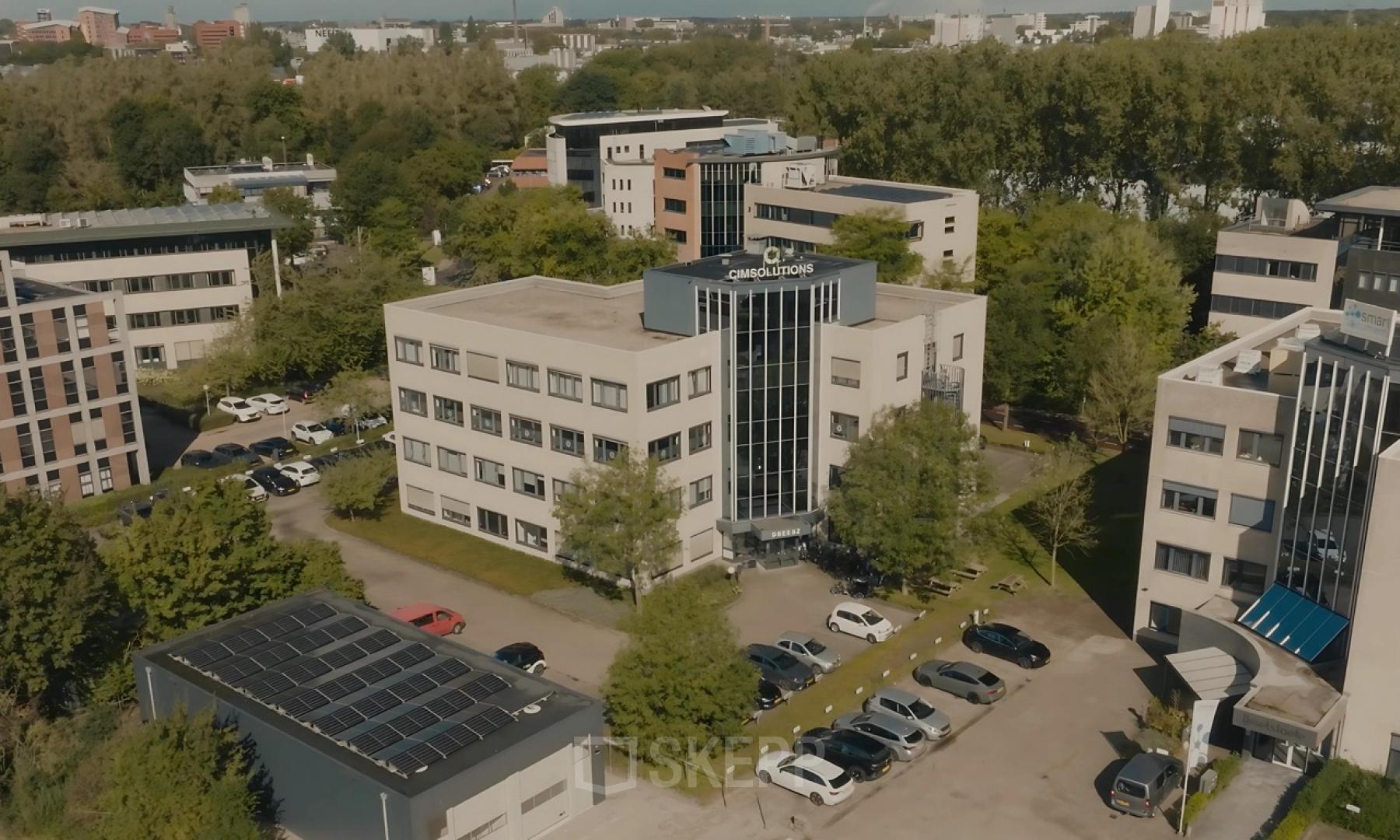 Luchtfoto van het kantoorpand op Keulenstraat 9, Deventer, omringd door groen en geparkeerde auto's. Ideale locatie voor kantoorruimte huren in een zakelijke omgeving.