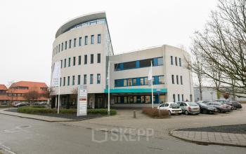 Kantoorpand bij Keulenstraat 12 in Deventer met parkeerplaatsen aan de voorkant.