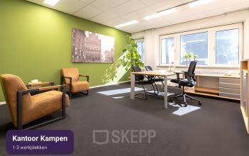 Moderne kantoorruimte te huur op Keulenstraat 12, Deventer, met stijlvolle inrichting, groene wand, bureau en comfortabele stoelen voor een uitnodigende werkomgeving.
