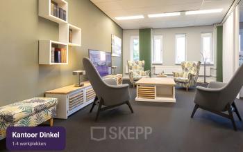 Moderne kantoorruimte met comfortabele zitjes en decoratieve elementen, gelegen op Keulenstraat 12 in Deventer. Ideaal voor wie flexibel wil huren in een stijlvol kantoorpand.