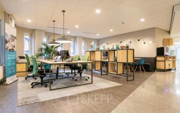 Kantoorpand aan Keulenstraat 12, Deventer met meerdere bureaus, stoelen en kasten in een ruime, modern ingerichte open kantoortuin.
