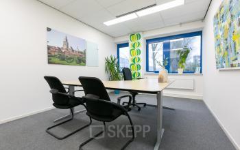 Vergaderzaal van een kantoorpand op Keulenstraat 12 in Deventer met bureau en stoelen.