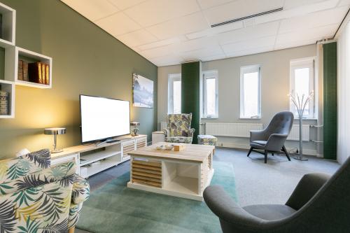 De kantoorruimte aan Keulenstraat 12 in Deventer beschikt over comfortabele zitgedeeltes, een groot tv-scherm en stijlvolle decoratie.