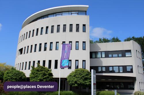 Modern kantoorpand aan de Keulenstraat 12 in Deventer voor verhuur, gelegen in een groene omgeving met opvallende architectuur. Geschikt voor iedereen die kantoorruimte wil huren.